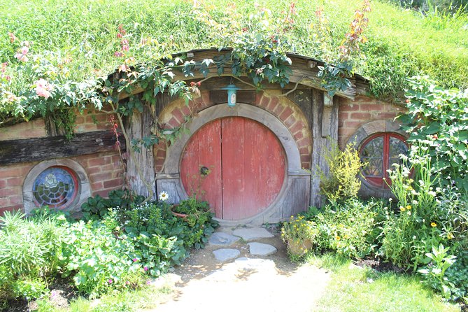 2-Day Hobbiton, Rotorua, Waitomo Caves Tour from Auckland with Accommodation - Who should book this Auckland tour