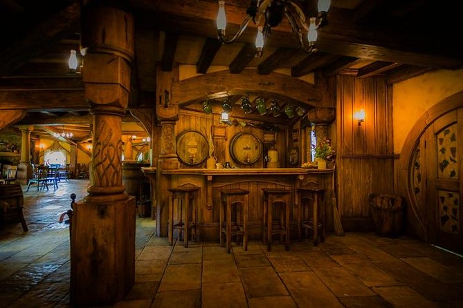 2 Day Waitomo Caves, Hobbiton Movie Set and Rotorua Tour from Auckland - Te Puia: geysers, carving, weaving, and geothermal heat