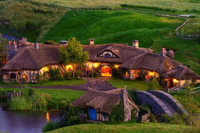 2 Day Waitomo Caves, Hobbiton Movie Set and Rotorua Tour from Auckland - Waitomo: limestone chambers and a ceiling of glowworms