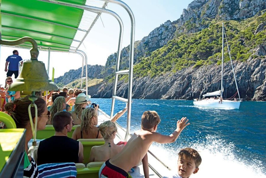 Alcudia: Caves & Coastline Boat Trip w/ Snorkelling - The crew keeps the mood easy