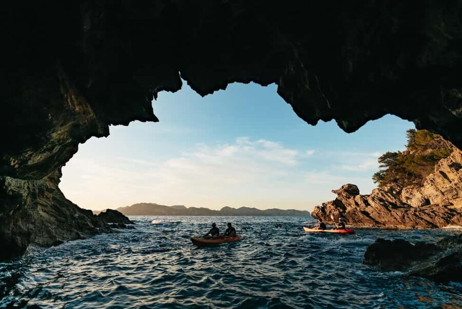Alcudia: Kayak Tour with Snorkel & Sea Cave Swim - What the guide adds to the experience