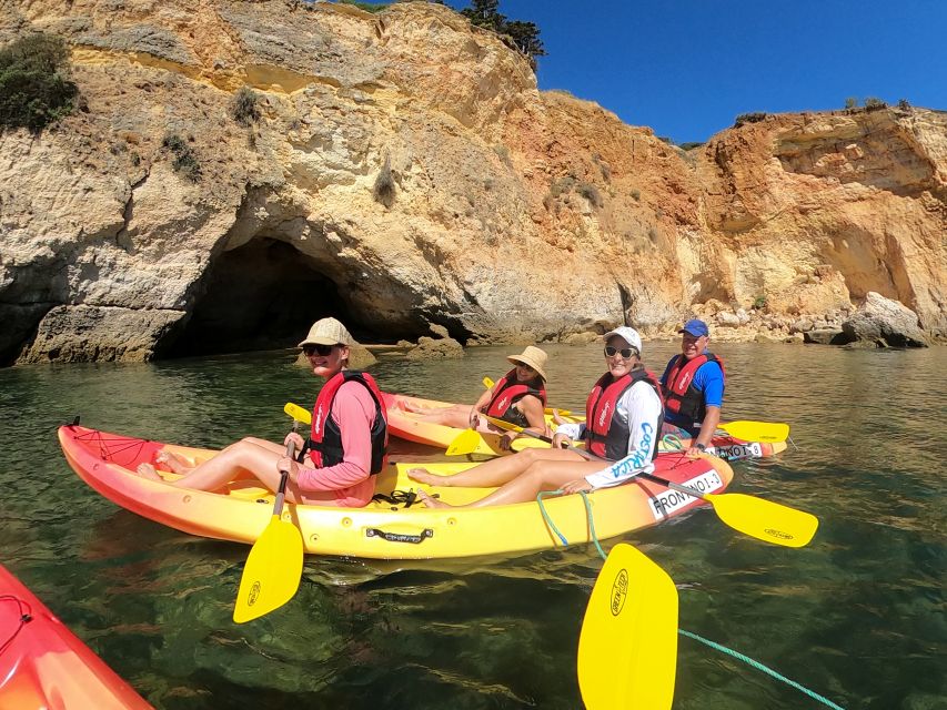 Alvor: Explore Caves Boat and Kayak Tour - The return ride with music and local character