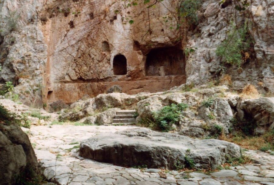 Athens: Delphi, Corycian Cave, and 300 Battlefield Day Trip - Delphi: two hours in Greece’s most famous sanctuary