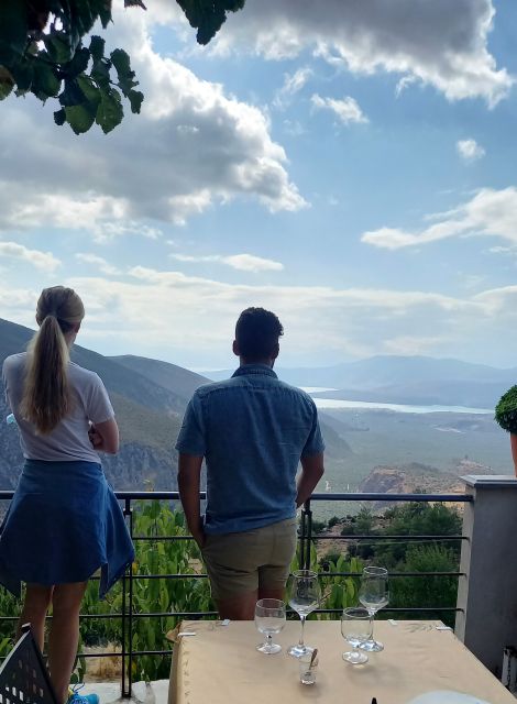 Athens: Delphi, Corycian Cave, and 300 Battlefield Day Trip - The minivan, group size, and comfort