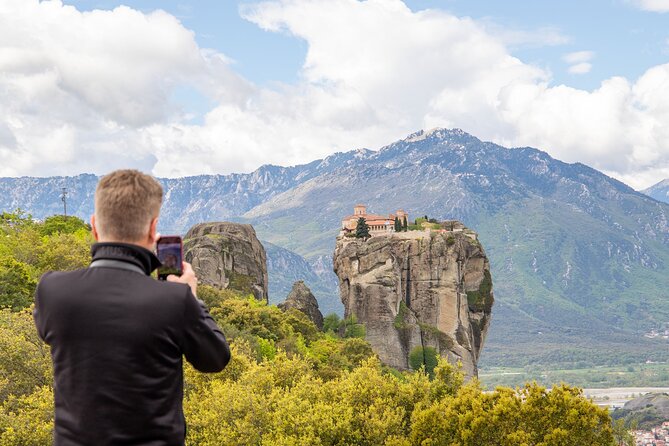 Athens: Meteora Monasteries, Caves & Coastal Stopovers with Lunch - Kamena Vourla turns a rest stop into a coastal break