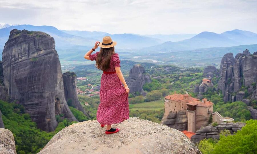 Athens: Meteora Monasteries Day Trip with Caves and Lunch - Leaving Athens at 8:00 am