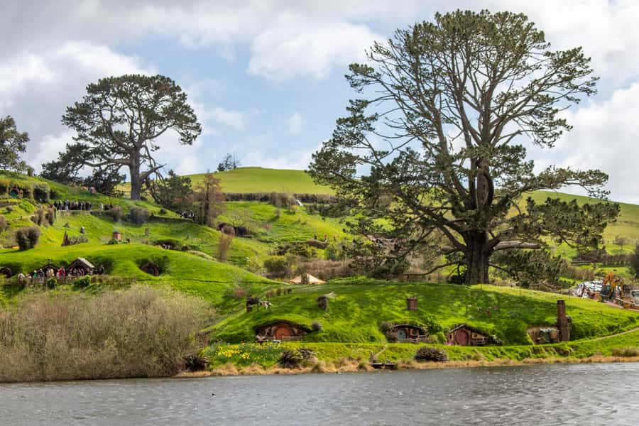 Auckland: Hobbiton & Waitomo Caves Small-Group Tour & Lunch - Hobbiton: a film set that works even without the films