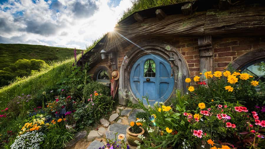 Auckland: Hobbiton & Waitomo Caves Small-Group Tour & Lunch - Lake Karapiro and Otorohanga: useful breaks with local character