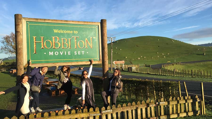 Auckland: Hobbiton & Waitomo Caves Small-Group Tour & Lunch - Waitomo Glowworm Caves and the boat ride