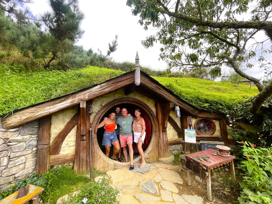 Auckland: Hobbiton & Waitomo Caves Small-Group Tour & Lunch - The early pickup and the road south