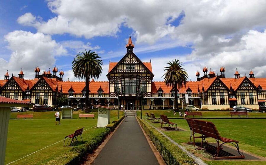 Auckland: One-Way Tour to Rotorua with Waitomo Caves - How the guide affects the day