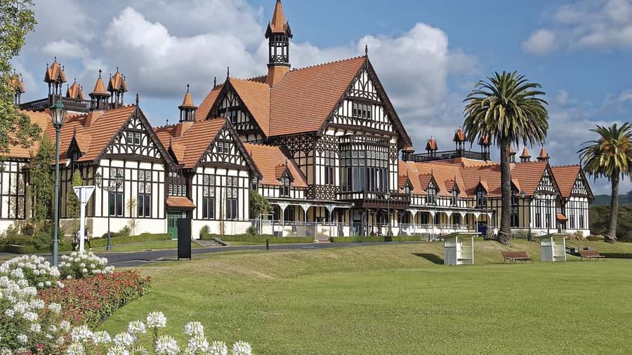 Auckland: Waitomo Caves & Rotorua - Te Puia Small-Group Tour - Food, breaks, and the long return to Auckland