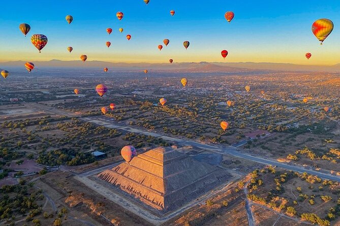 Balloon flight + Breakfast in cave + Pyramids + Pick up CDMX. - A sunrise over Teotihuacan is the main event