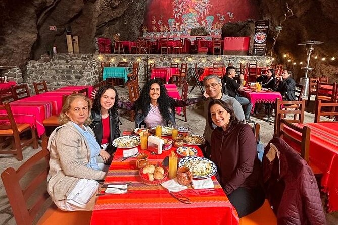 Balloon flight + Breakfast in cave + Pyramids + Pick up CDMX. - Breakfast inside La Cueva