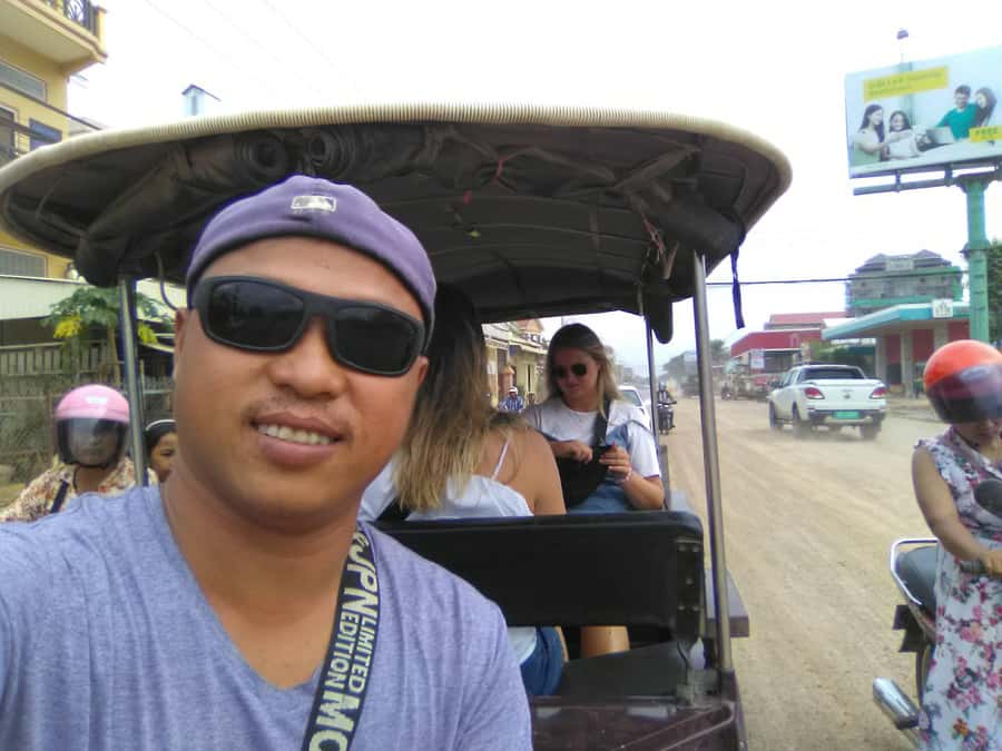 Battambang family tuktuk tour BambooTrain/Wat Banan/Bat cave - Millions of bats at sunset