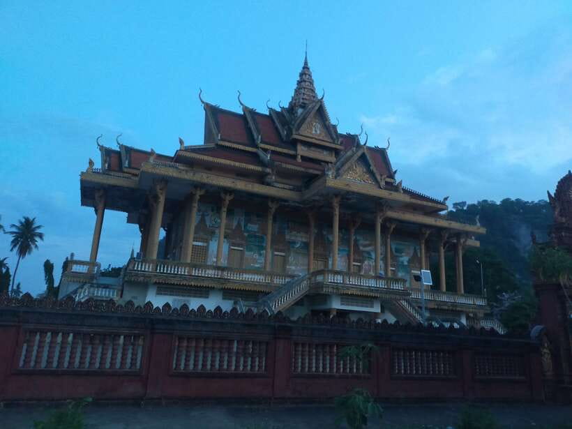 Battambang: Tuk-Tuk, Bamboo Train, Killing/Bat Caves, Sunset - Temples, monkeys, and the sunset viewpoint