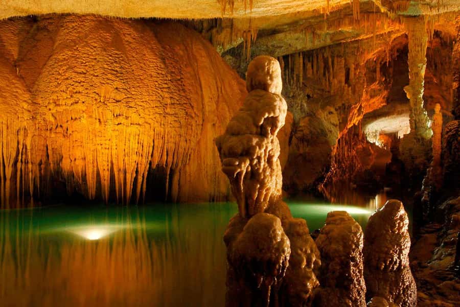 Beirut: Jeita Grotto, Harissa, Byblos group tour & Guide - Three famous Lebanese stops in one day