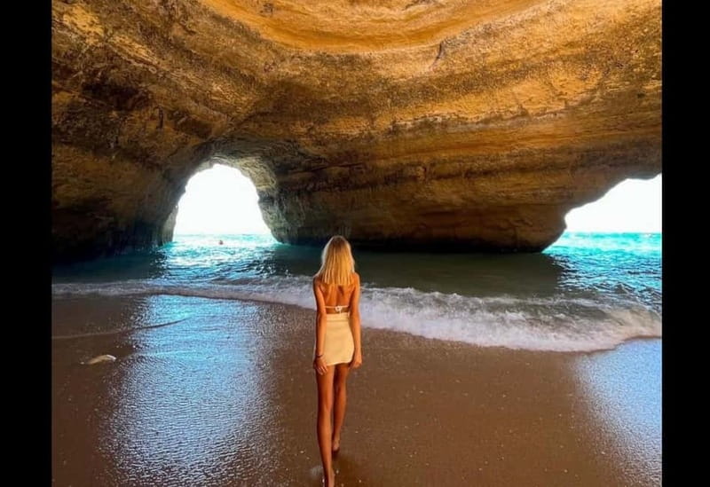 Benagil: Guided Kayak Tour inside caves and Praia da Marinha - The safety briefing at Benagil Beach