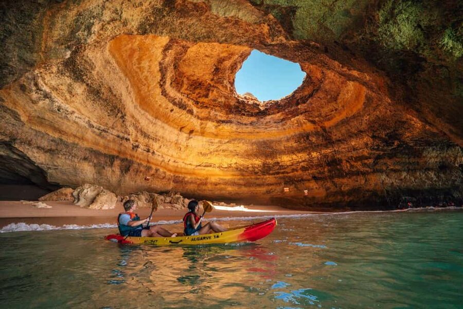 Benagil: Kayaking Tour to the Benagil Cave (Free Shower) - The safety briefing and first paddle