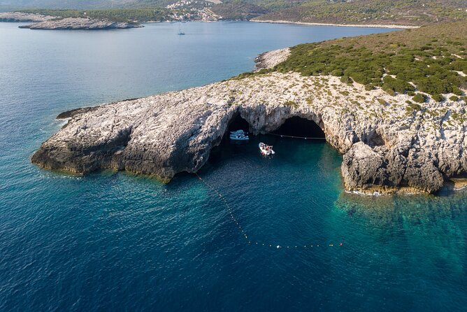 Blue Cave and Town Hvar with 5 Island Boat Tour - Stiniva Cove and its steep entrance