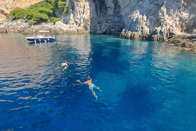 Blue & Green cave,Šunj beach - with drinks small group speedboat - The guides make a real difference