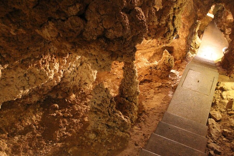Budapest: Semlő-hegyi & Pál-völgyi Caves Guided Walking Tour - The short outdoor transfer between the caves