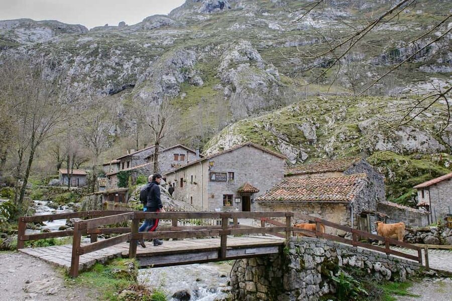 Bulnes: Excursion with funicular and Cabrales cheese cave in the Picos de Europa - Why the underground ride makes Bulnes special