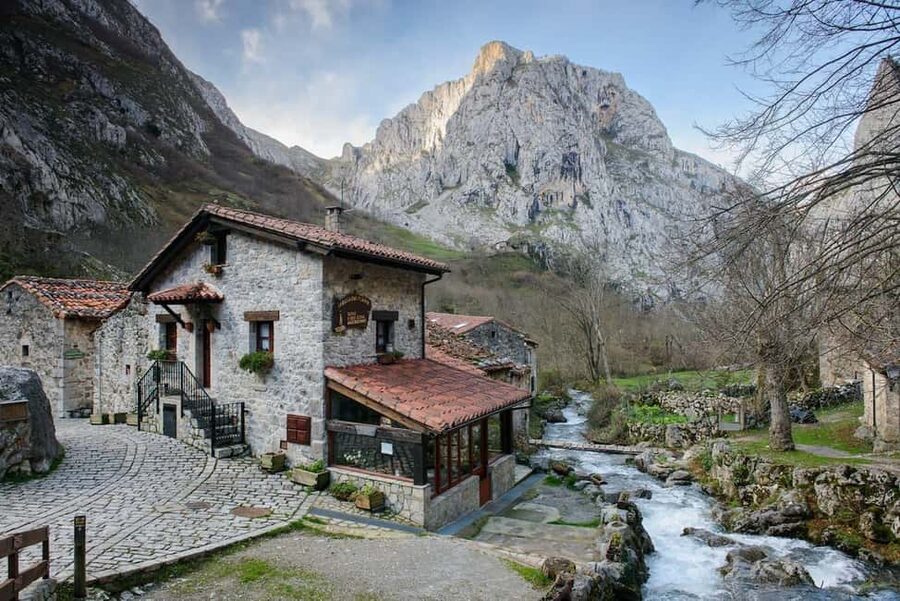 Bulnes: Excursion with funicular and Cabrales cheese cave in the Picos de Europa - Walking through Bulnes village