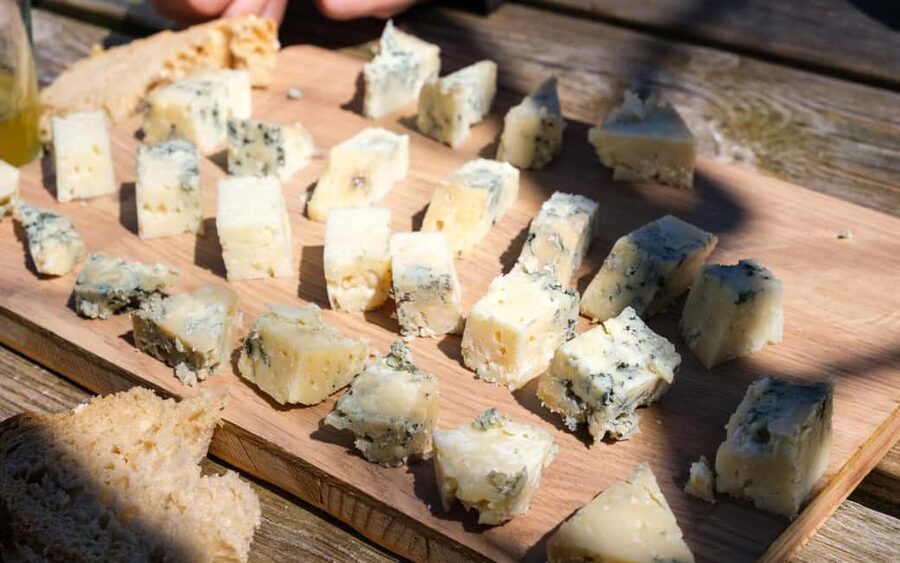 Bulnes: Excursion with funicular and Cabrales cheese cave in the Picos de Europa - The Cabrales cheese cave in Arenas