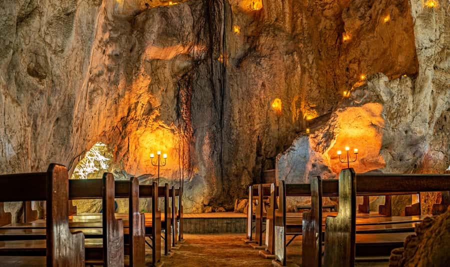 Capricorn Caves, Australia: 45-Minute Cathedral Cave Tour - Stories of explorers, stone, bats, and conservation