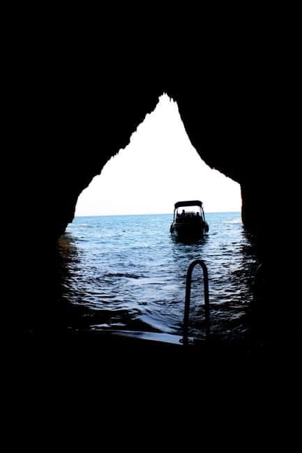 CASTRO-MALEPASSO: 3H CAVES BOAT TOUR WITH APERITIVE - Three swim stops, three different coastal moods