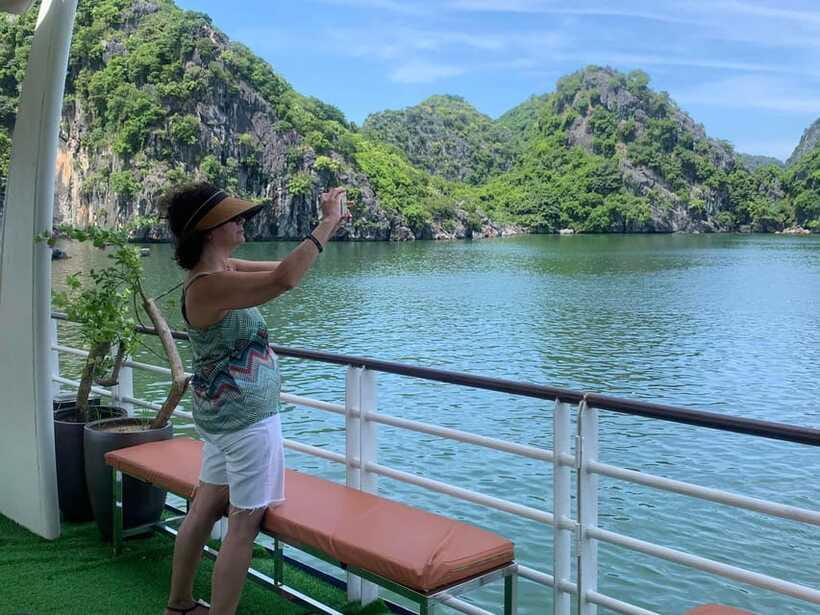 Cat Ba: Lan Ha and Ha Long Bay Boat Tour with Kayaking, Cave - Swimming and snorkeling near Ba Trai Dao Beach
