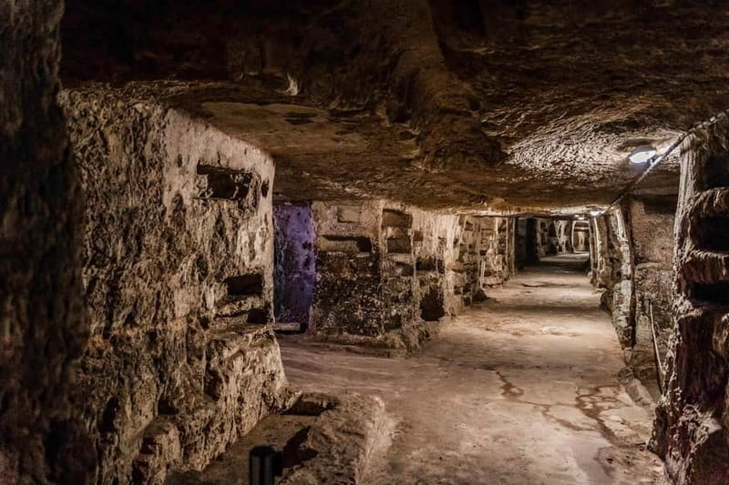 Catacomb of St. John: Entrance ticket and guided tour with VR viewer - Entering the Catacomb beneath San Giovanni