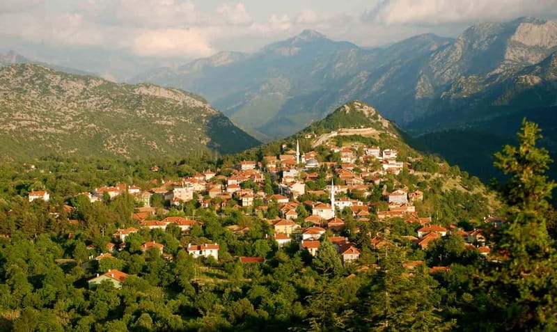 City of Side: Altinbesik Cave & Ormana Tour w/ Boat & Lunch - Taking the boat into Altinbesik Cave