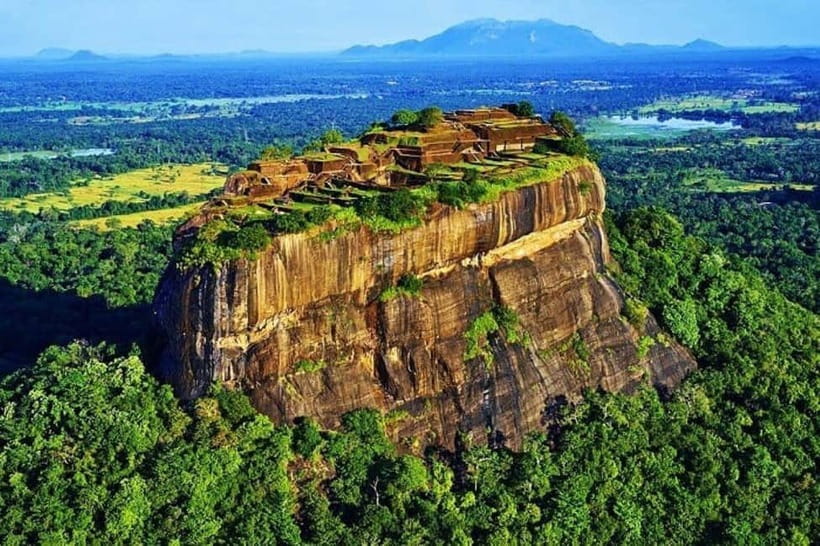 Colombo: Sigiriya, Dambulla Caves, & Wildlife Day Tour - A village lunch with local fruit