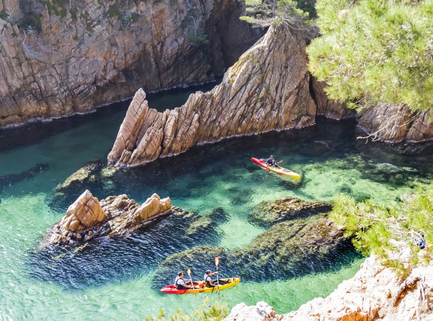 Costa Brava: Sea Caves Kayaking and Snorkeling Tour - The 15-minute briefing before launch
