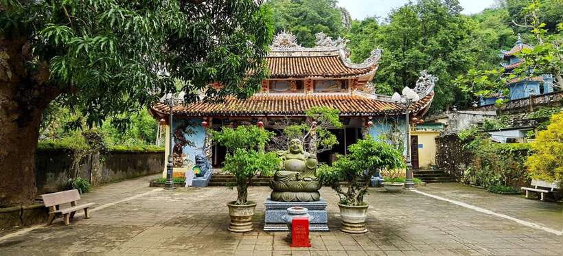 Da Nang/Hoi An: Marble & Monkey Mountains with Am Phu Cave - The marble village shows the craft behind the souvenirs