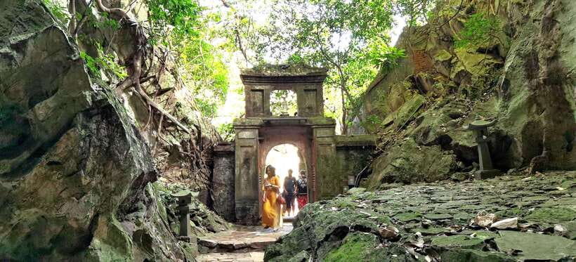 Da Nang/Hoi An: Marble & Monkey Mountains with Am Phu Cave - A local lunch breaks up the walking