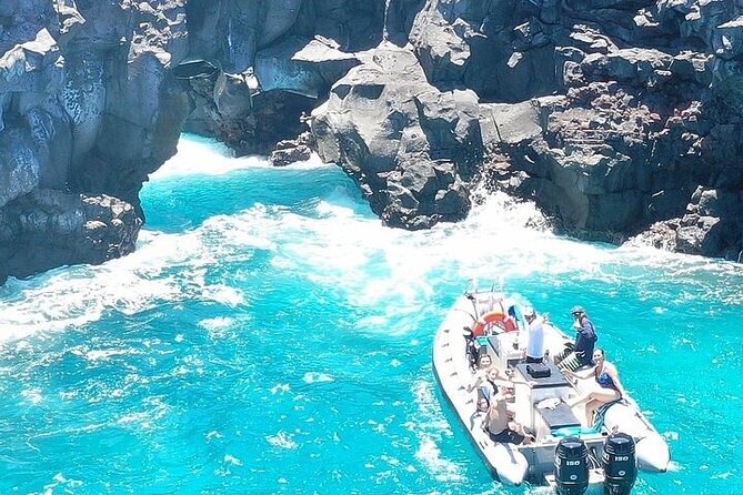 Dolphin, Sea Cave & Captain Cook Snorkel Combo in Kealakekua Bay - What the small boat feels like