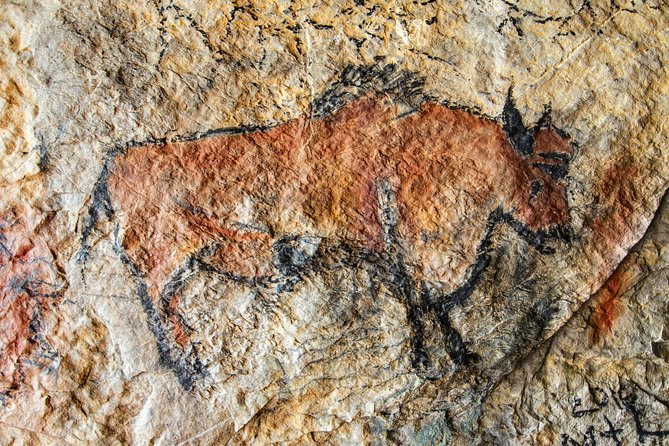 Dordogne Day Tour : Prehistory and The Art of the Caves from Sarlat - Lunch in Montignac gives you breathing room