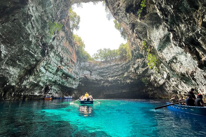 Dream Tour: Melissani Lake, Drogarati Cave, Myrtos (viewpoint) - Drogarati Cave: rock formations and remarkable sound