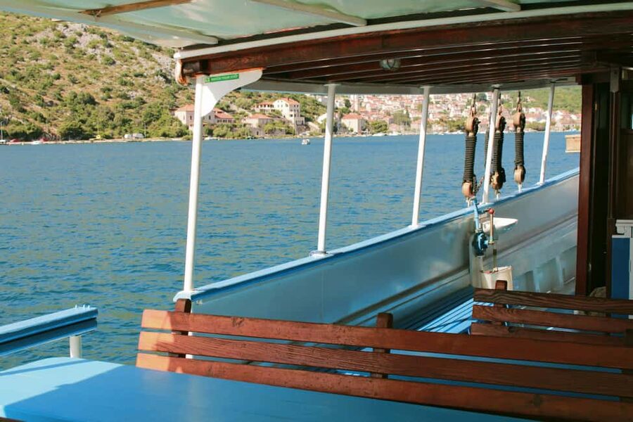 Dubrovnik: Full-Day Blue Cave & Elaphiti Islands Boat Tour - Group size, crew, and comfort on the water