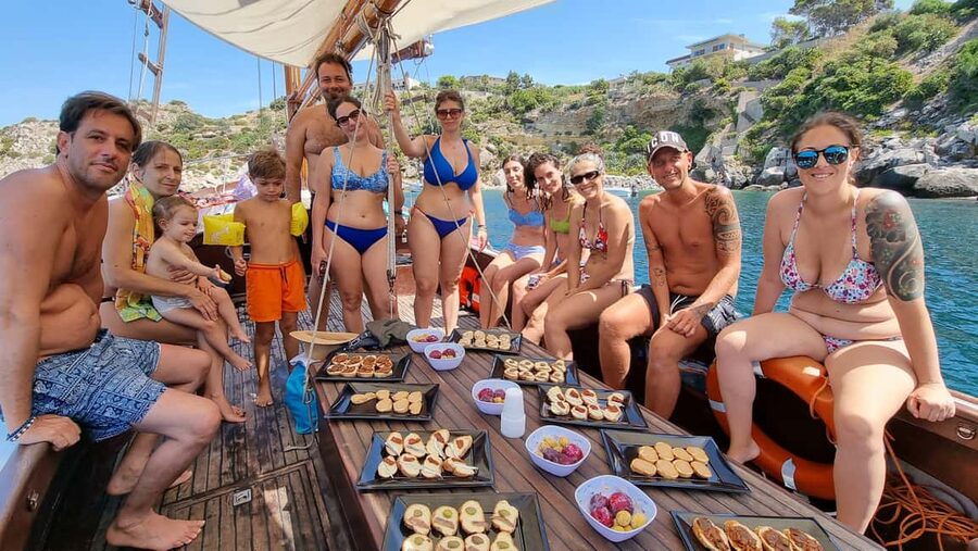 East Palermo: boat tour among caves and breathtaking landscapes - Who will enjoy this boat tour most