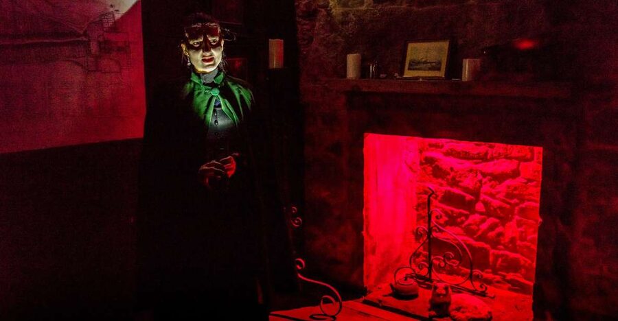 Edinburgh: Evening Underground Ghost Tour - Greyfriars Kirkyard after dark