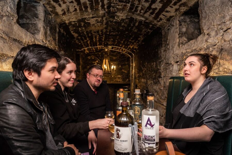 Edinburgh: Gin Tasting at Underground Venue - A fast one-hour format with a clear rhythm