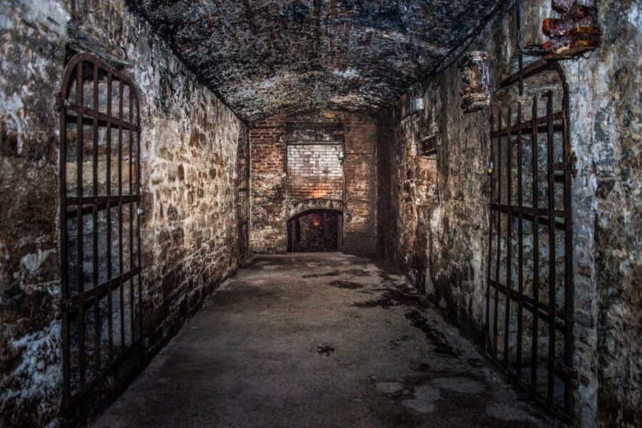Edinburgh: Haunted Underground Vaults and Graveyard Tour - Why the storytelling matters more than the ghost claims
