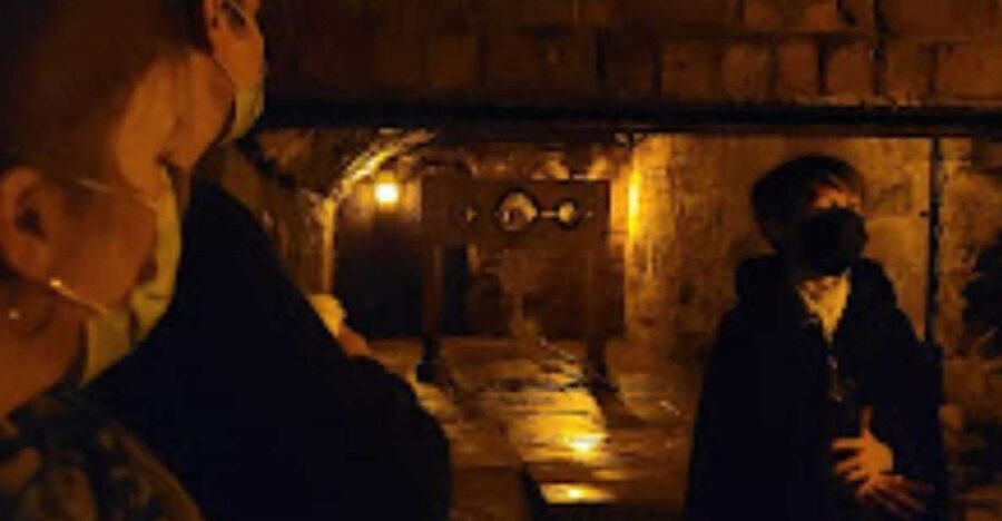 Edinburgh: Old Town and Underground Ghost Tour - Walking through closes and wynds