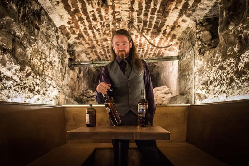 Edinburgh: The Lost Close Underground Scotch Whisky Tasting - Entering The Lost Close behind St Giles Cathedral