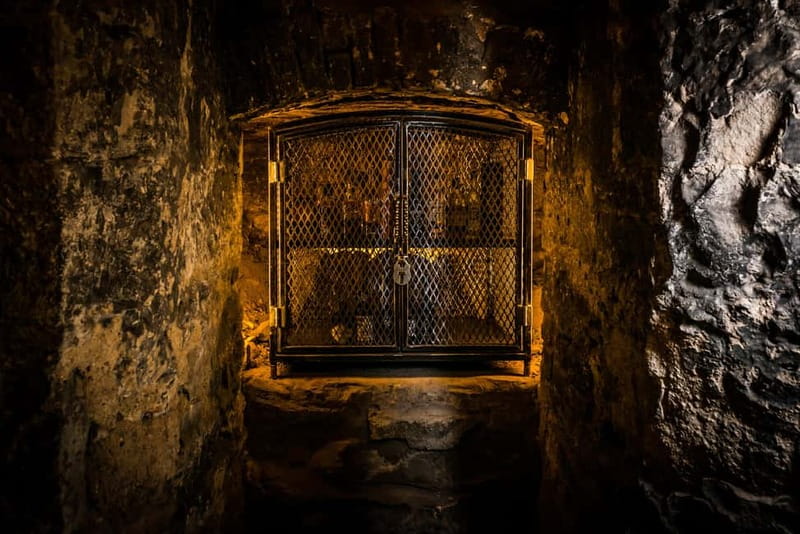 Edinburgh: The Lost Close Underground Scotch Whisky Tasting - Storytelling that keeps the tasting moving