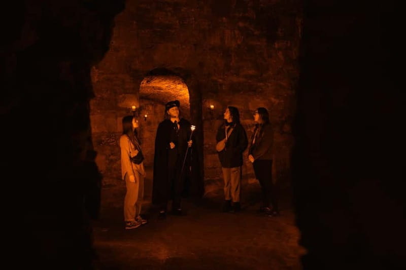 Edinburgh: Underground Vaults and Graveyard Evening Tour - Why the storytelling matters more than the ghost effects